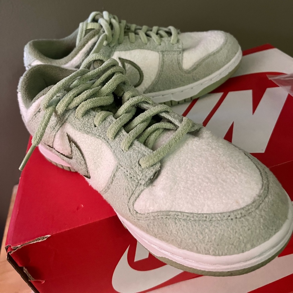 Wmns Dunk Low SE 'Fleece - Honeydew'
Sz 8 women 
6.5 Y
Worn once. Comes with box